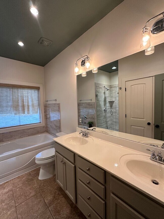 Building Photo - 358 Kingston Cir