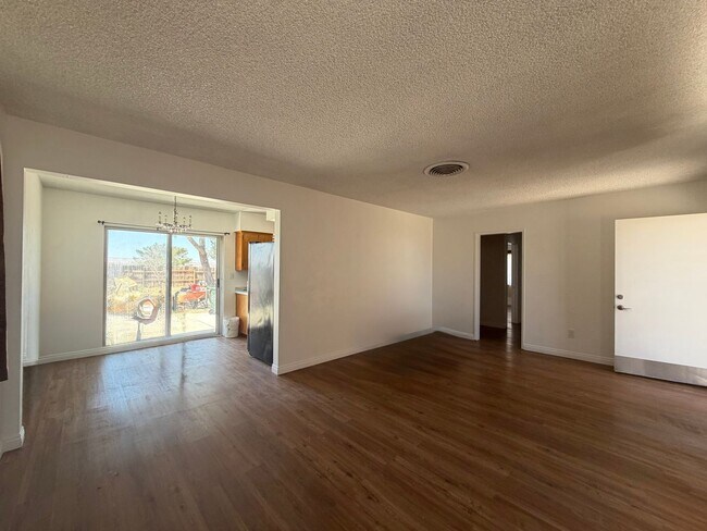 Building Photo - 3 Bedroom 1 Bathroom House with Spacious Bedrooms and Fenced Backyard