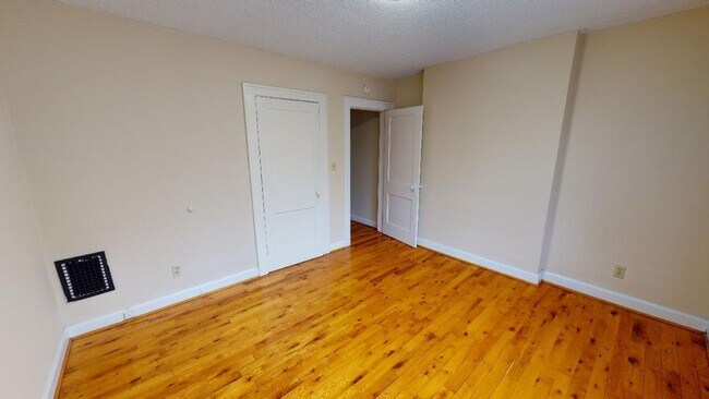 Building Photo - 3 BEDROOMS, 1 FULL BATHROOM + 3 FREE OFF-S...