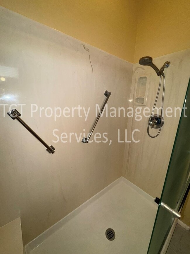 Building Photo - 3 Bedroom Home in 55+ Community in Surprise