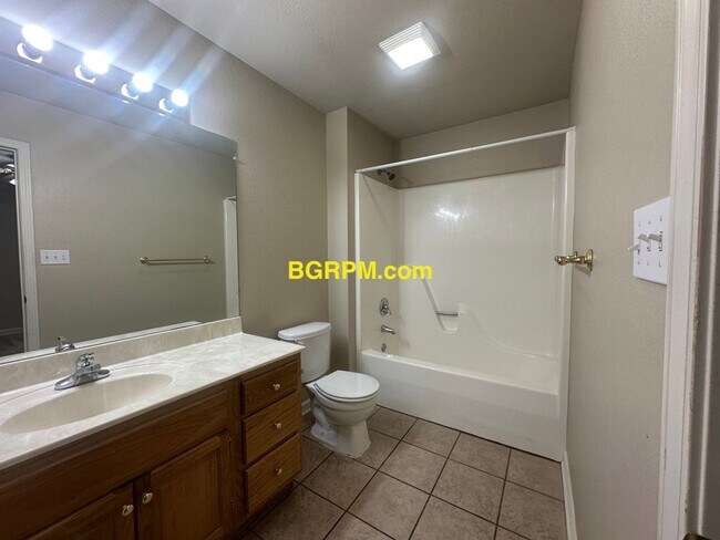 Building Photo - 3 Bed 2 Bath