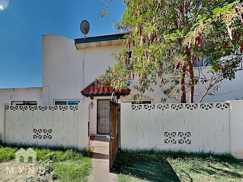 Building Photo - 2132 W Glenrosa Ave