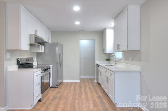 Building Photo - 700 Sharon Dr