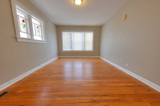 Building Photo - Charming & Spacious 3-Bedroom Unit with Private Master Suite