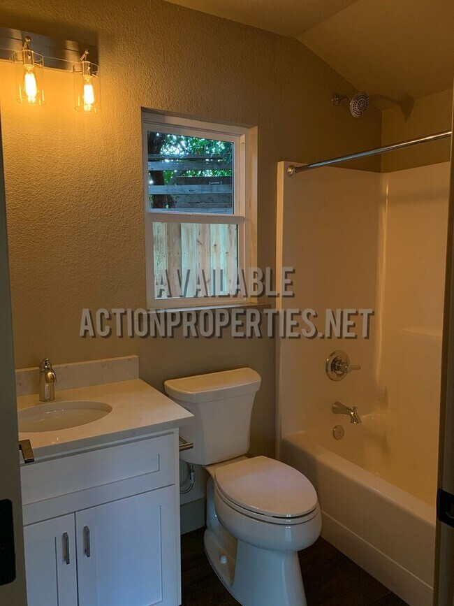 Building Photo - Central Rosville Home- 1 Bed, 1 Bath House - Appliances Included