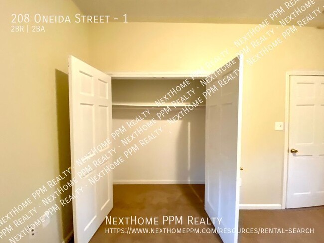 Building Photo - Great 2 bedroom,1-1/2 bath home with laund...