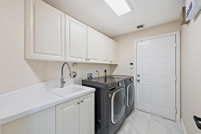 Building Photo - 9606 Shepard Pl