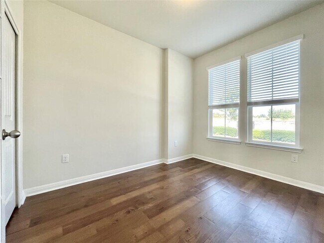Building Photo - 513 N Heatherwilde Blvd