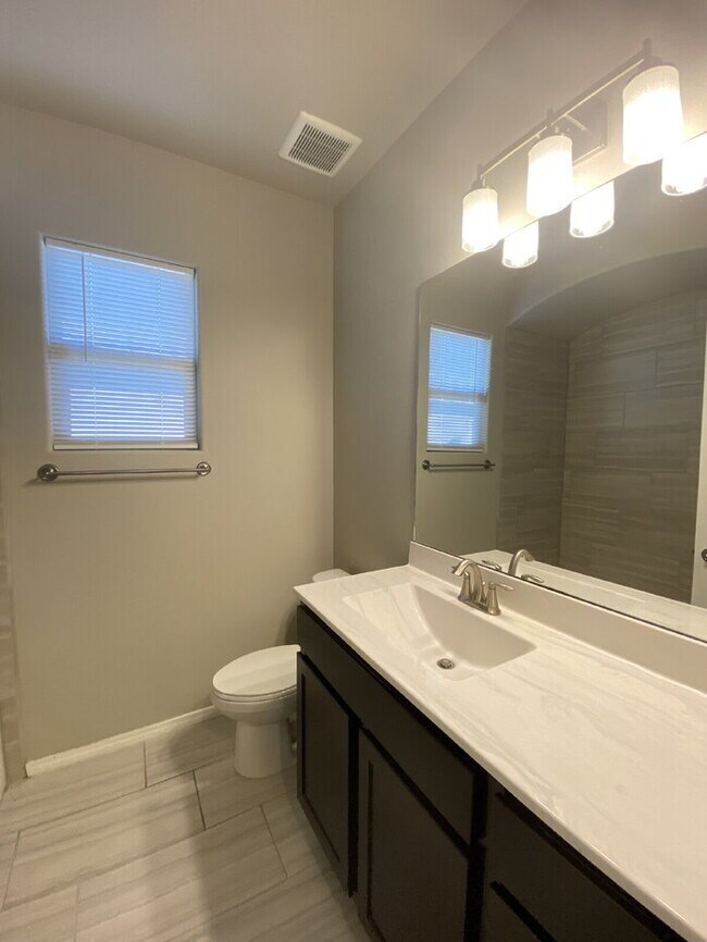 Building Photo - Single story 4BR/2Bath/Open Floor Plan/1907 Sqr Ft