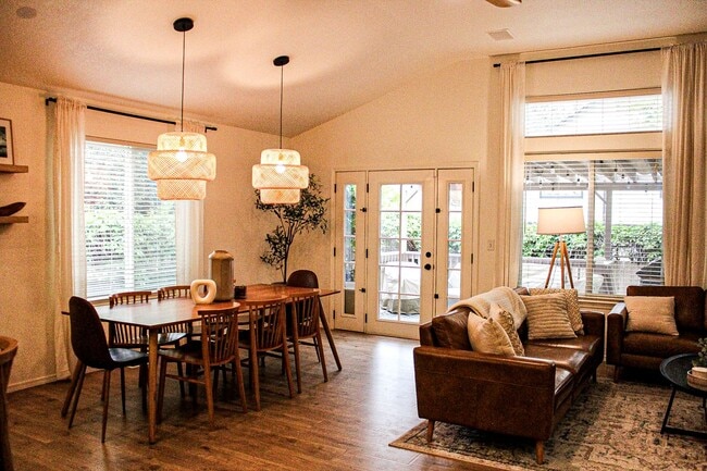 Primary Photo - Luxury Ranch-Style Home for Rent in SE For...