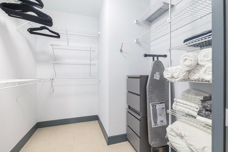 Building Photo - 111 SE 2nd St