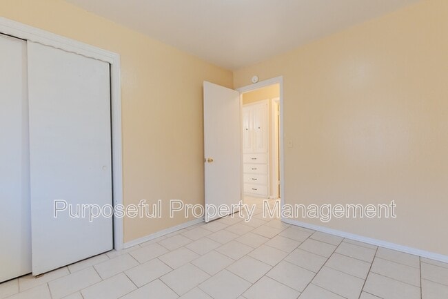 Building Photo - 809 Meadowgreen Dr