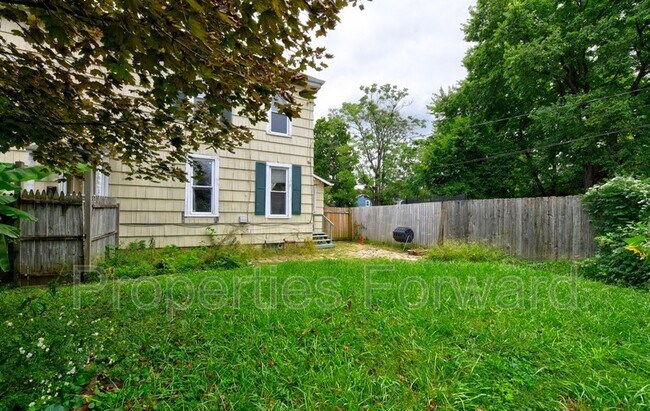 Building Photo - 673 E Sycamore St