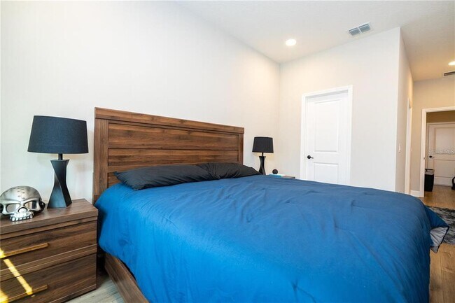 Building Photo - 5090 Shady Pnes Dr