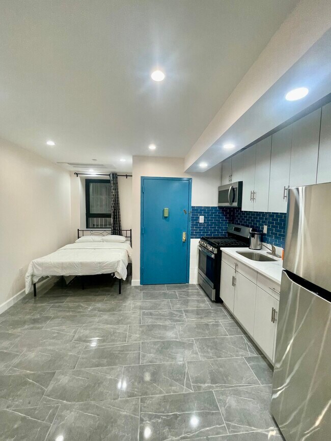 Building Photo - 347 E 4th St