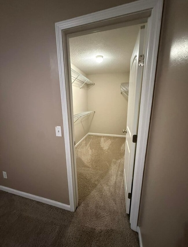 Building Photo - 4 Bed 2.5 Bath Two-Story Home