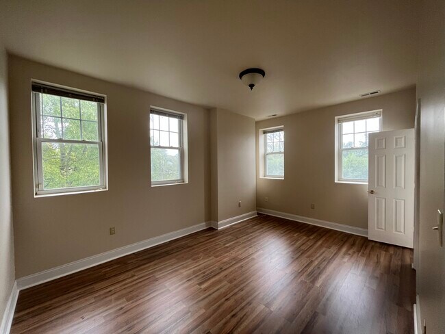 Building Photo - 2801 Barton Ave