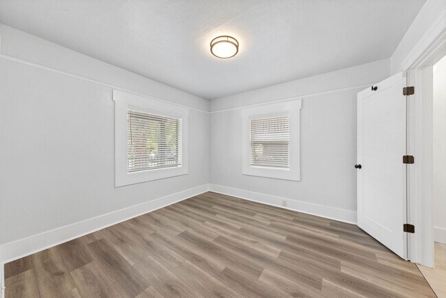 Building Photo - 3 Bed, 2 Bath, 1 Office/Guest - Fully Renovated Midtown Home