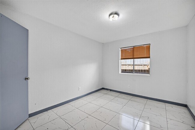 Building Photo - 10911 Pecan Dr