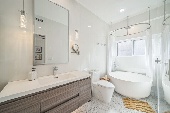 Building Photo - Beautifully renovated end-unit townhome