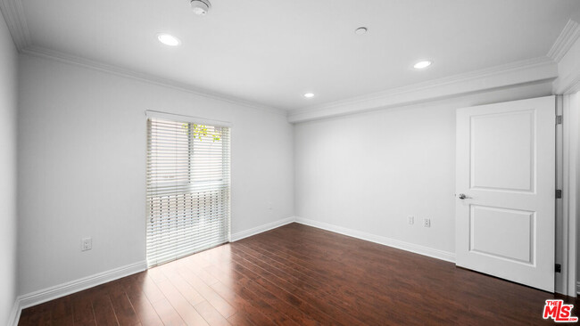 Building Photo - 1529 S Beverly Dr