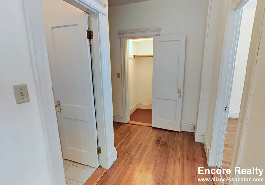 Building Photo - 107 Queensberry St