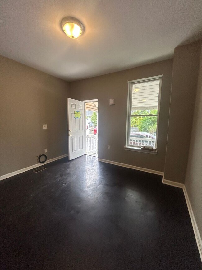 Building Photo - This end-of-row townhome Old Uptown Harris...