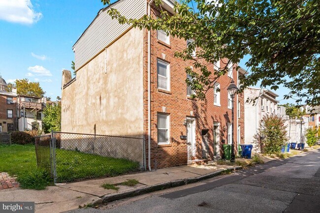 Building Photo - 916 Ryan St