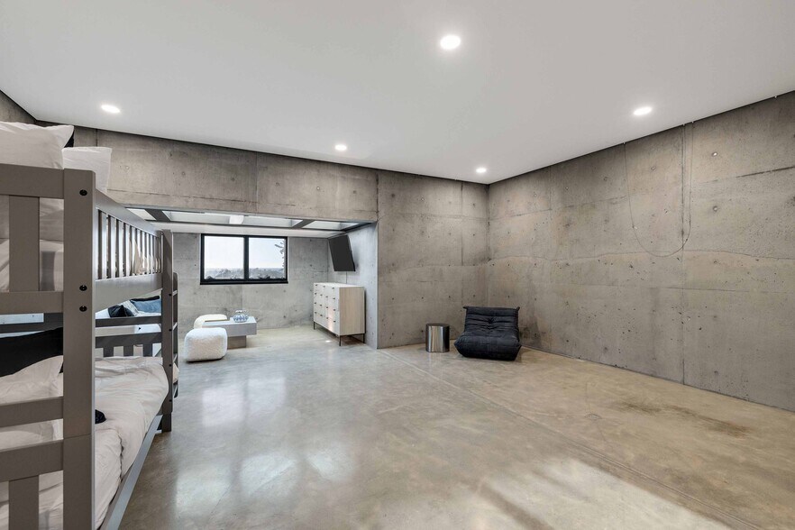 Building Photo - 1812 The Strand