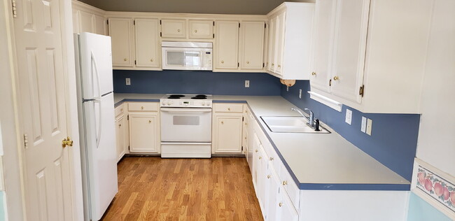 Building Photo - Nice Three Bedroom - Northridge