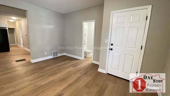 Building Photo - MOVE IN READY NOW!! - 3 Bedroom 2 1/2 Bath...