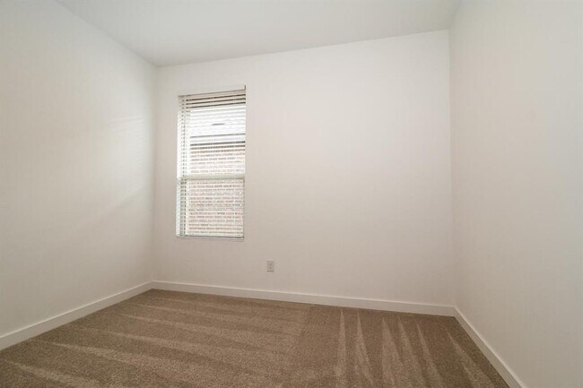 Building Photo - 1912 Ponderosa Pne Ln