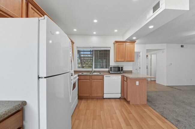 Building Photo - Spacious 3 Bed/2 Bath Home in Lush Crestvi...