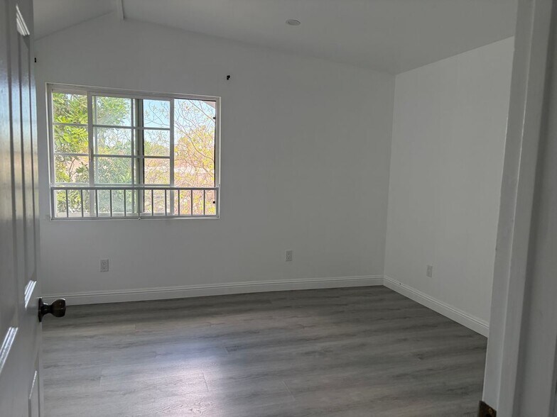 Building Photo - 1254 W 41st Pl