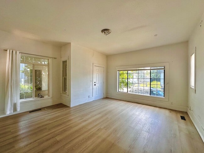 Building Photo - Spacious 3BR 2BA | 3-Level Home in Renton