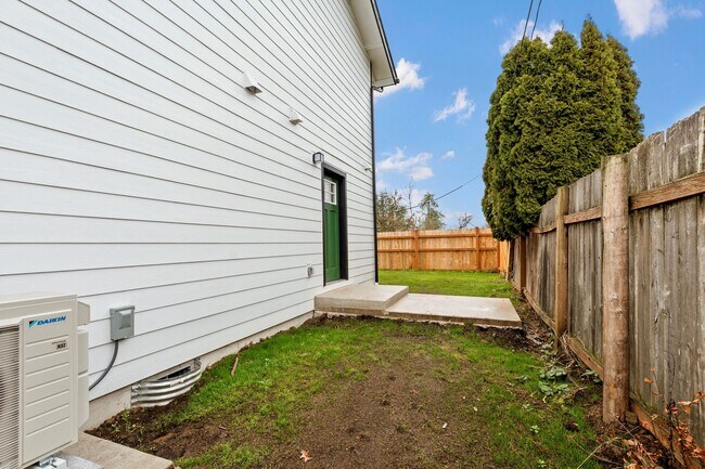 Building Photo - Brand new 3 bedroom 3 full bath townhouse in Thurston! MOVE IN SPECIAL!