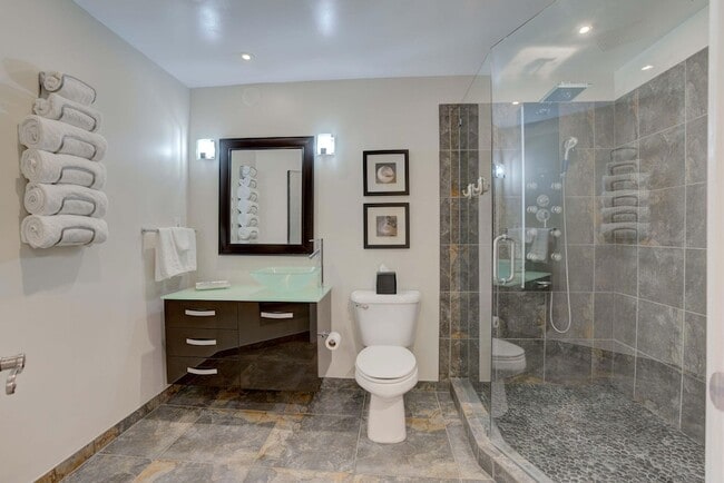 Building Photo - 500 Uno Lago Dr