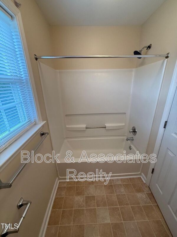 Building Photo - 404 Springside Dr