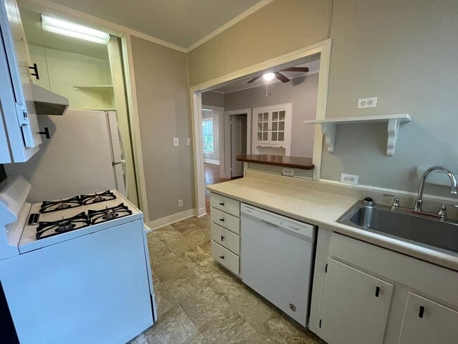 Building Photo - Charming Down Stairs Apartment In South Highland