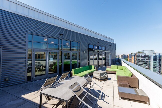 Building Photo - Spacious PENTHOUSE unit has it all! Light filled 1BR/1BA + DEN condo