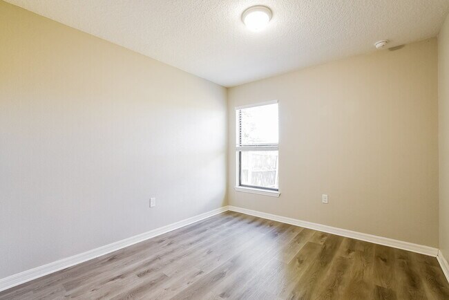 Building Photo - 2353 Bexley Dr