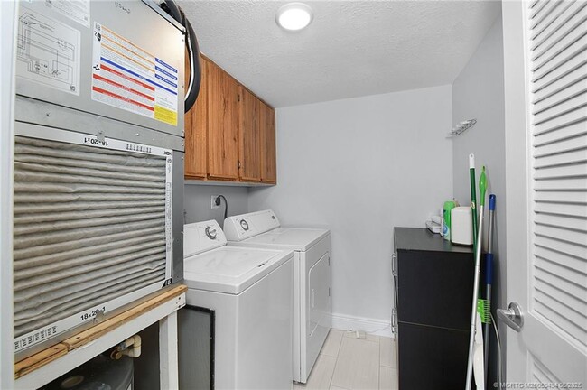 Building Photo - 10044 S Ocean Dr