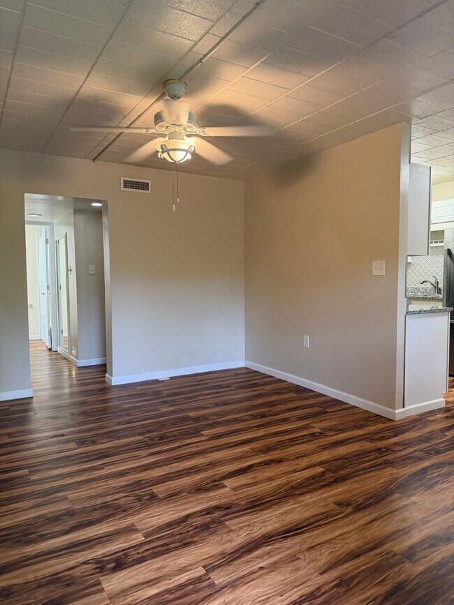 Building Photo - Knoxville 37919 - 1 bedroom, 1 bath Apartment on main floor with no steps - Mac Tobler (865) 755-...