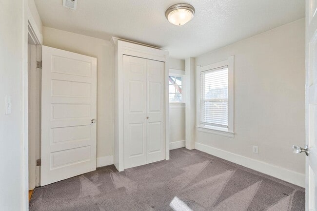 Building Photo - Charming, vintage 2-bdrm/1-bath upper in Richmond neighborhood. W/D, storage, off-street parking
