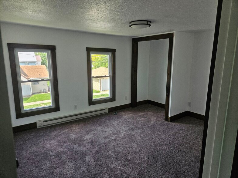 Bedroom 1 - 318 Lake Shore Dr E
