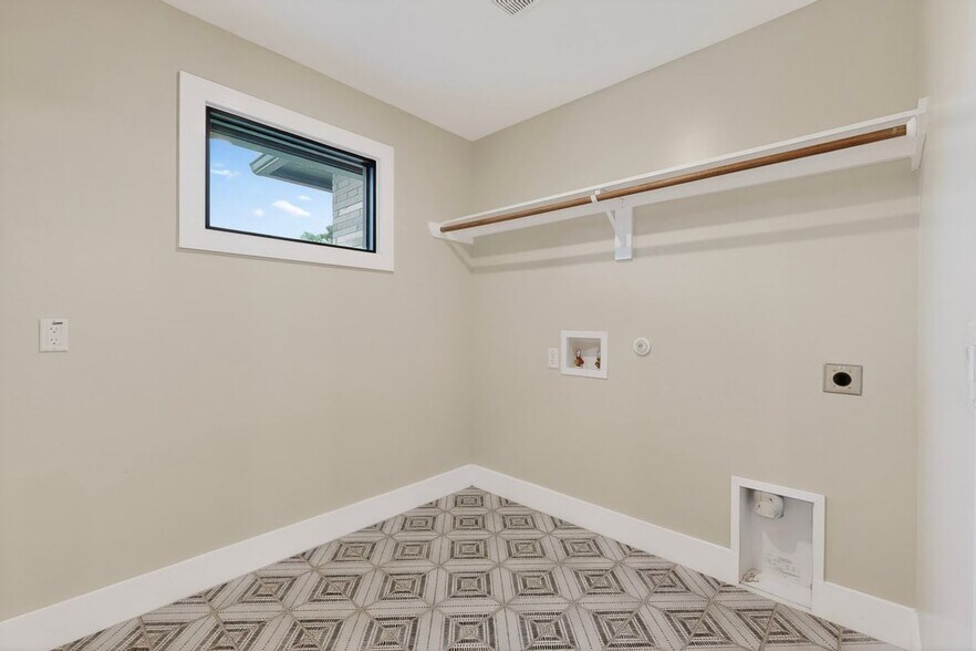 Building Photo - 5018 Highland Ct