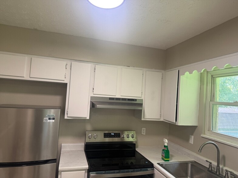 Building Photo - 5900 Carmelwood Cir