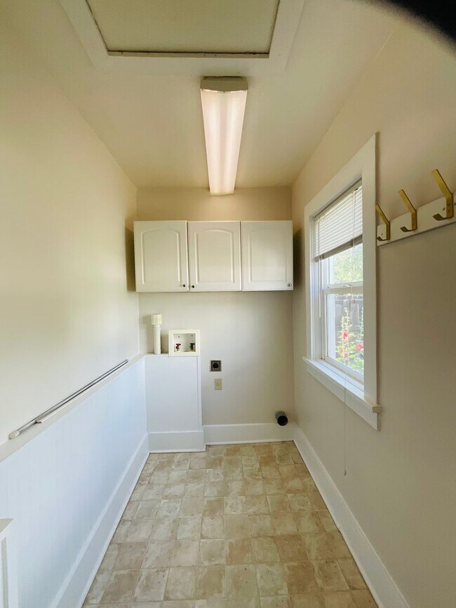Building Photo - charming 2-bedroom home tucked within the heart of Colorado Springs, CO, and filled with an abund...