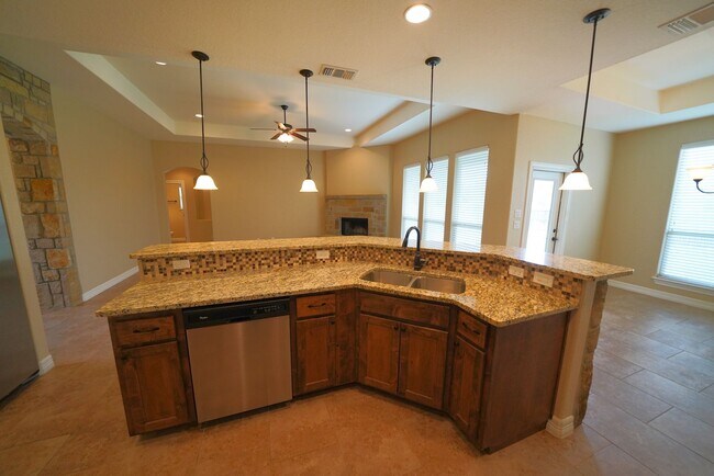 Building Photo - Beautiful Selma Living. Realtor Commission: $500