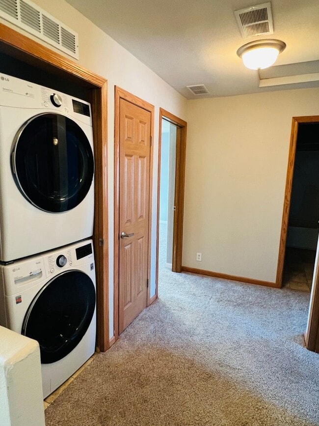 Building Photo - Charming Townhome, Prime Location, Cozy Living